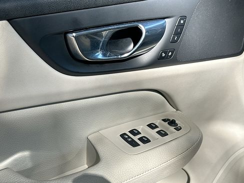 Used 2020 Volvo S60 T5 Momentum image 17