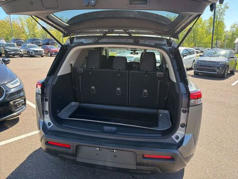 Used 2022 Nissan Pathfinder SV AWD/4WD image 16