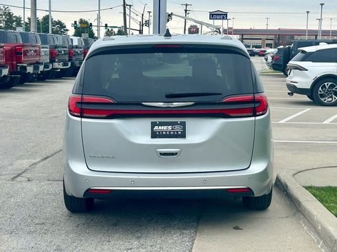 Used 2024 Chrysler Pacifica Touring-L FWD image 5