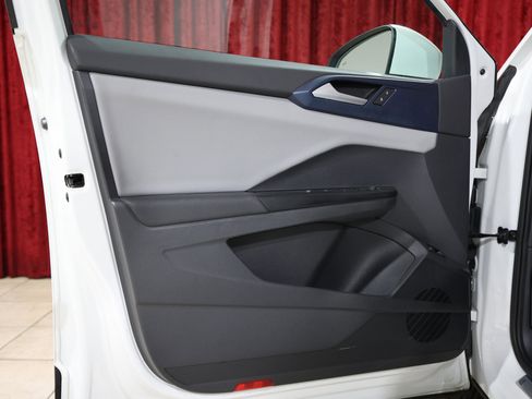 Used 2022 Volkswagen Taos SE image 11