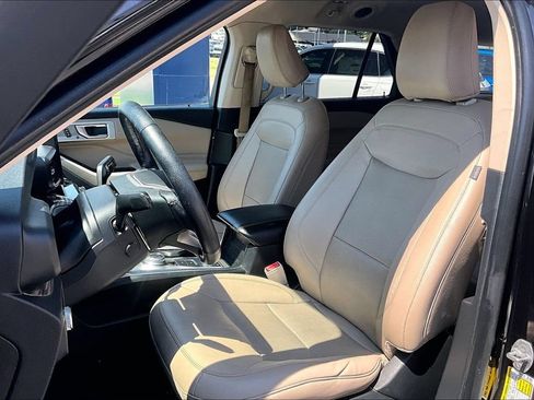 Used 2021 Ford Explorer Limited w/ Equipment Group 301A AWD/4WD image 34