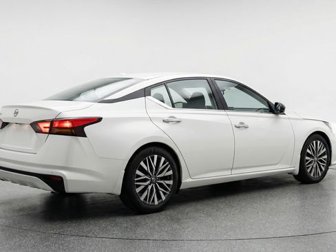 Used 2025 Nissan Altima 2.5 SV image 9