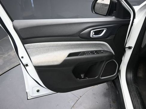 Used 2024 Jeep Compass Latitude AWD/4WD image 16