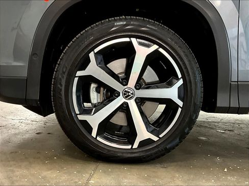 Used 2025 Volkswagen Tiguan SE w/ Panoramic Sunroof Package image 11