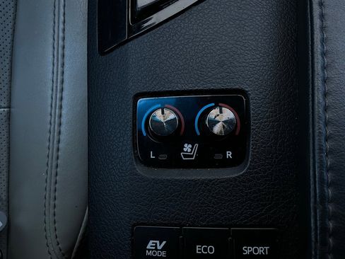 Used 2016 Toyota Avalon Limited w/ Toyota Safety Sense Package image 27