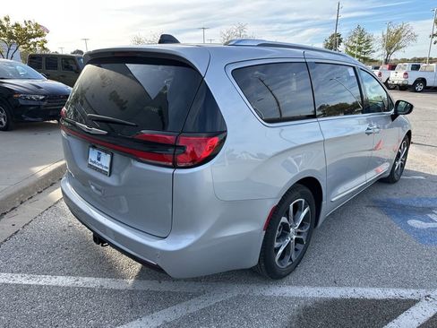 New 2026 Chrysler Pacifica Pinnacle w/ Trailer Tow Group FWD image 31