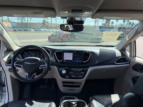 Used 2021 Chrysler Pacifica Touring-L w/ Premium & Safety Sphere Group image 32