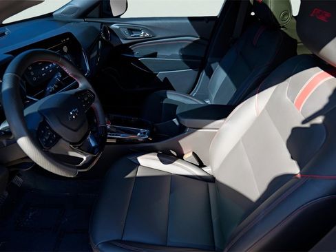 Certified 2025 Chevrolet Trax RS w/ Sunroof Package image 9