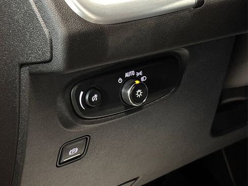 Used 2024 GMC Terrain SLE w/ Driver Convenience Package image 32