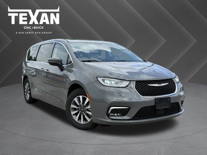 Used 2023 Chrysler Pacifica Touring-L