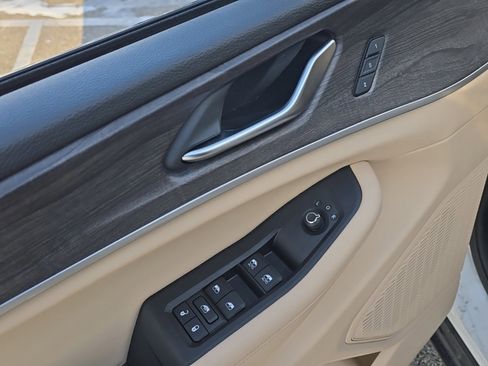 Used 2023 Jeep Grand Cherokee Limited w/ Luxury Tech Group II image 9