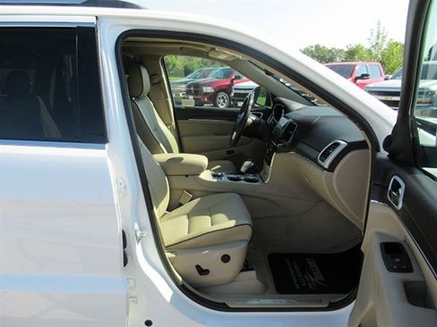 Used 2020 Jeep Grand Cherokee Overland w/ Interior Metal Package AWD/4WD image 14
