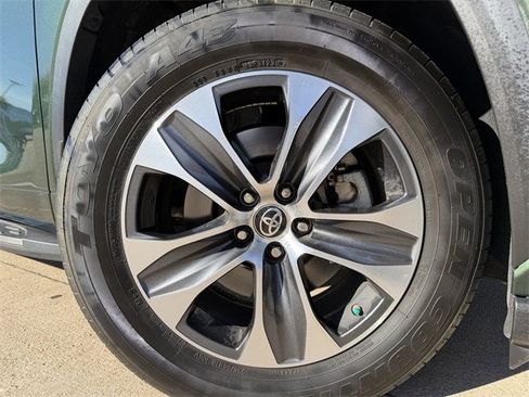 Certified 2024 Toyota Highlander XLE image 11