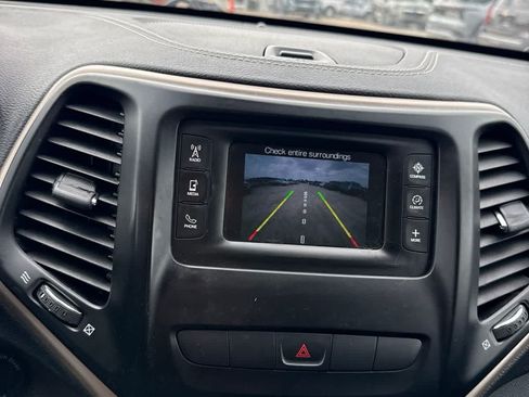 Used 2015 Jeep Cherokee Latitude w/ Cold Weather Group AWD/4WD image 20