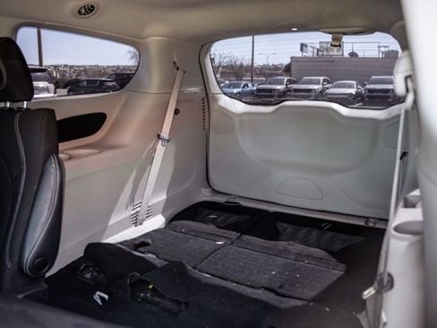 Used 2022 Chrysler Voyager LX FWD image 30