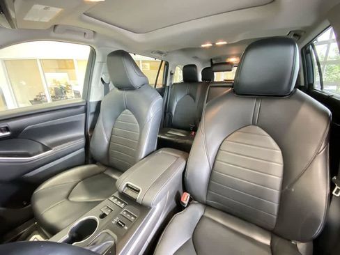 Certified 2021 Toyota Highlander XLE AWD/4WD image 14