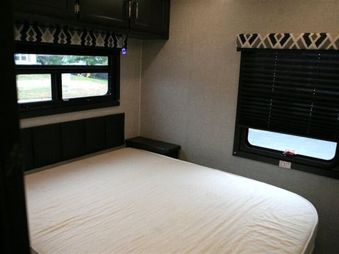 Used 2022 Ford E-450 and Econoline 450 Super Duty w/ Motorhome Prep Package image 39