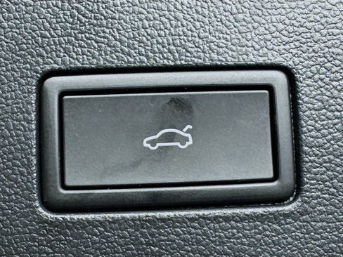 Used 2025 Volkswagen Atlas Cross Sport SEL Premium R-Line image 32