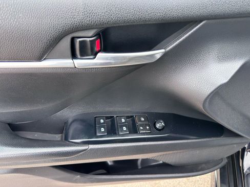 Used 2020 Toyota Camry SE w/ Sunroof Package image 10