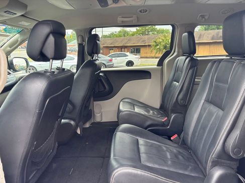Used 2016 Chrysler Town & Country Touring FWD image 20