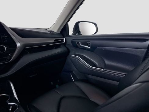 Certified 2024 Toyota Highlander XLE image 14