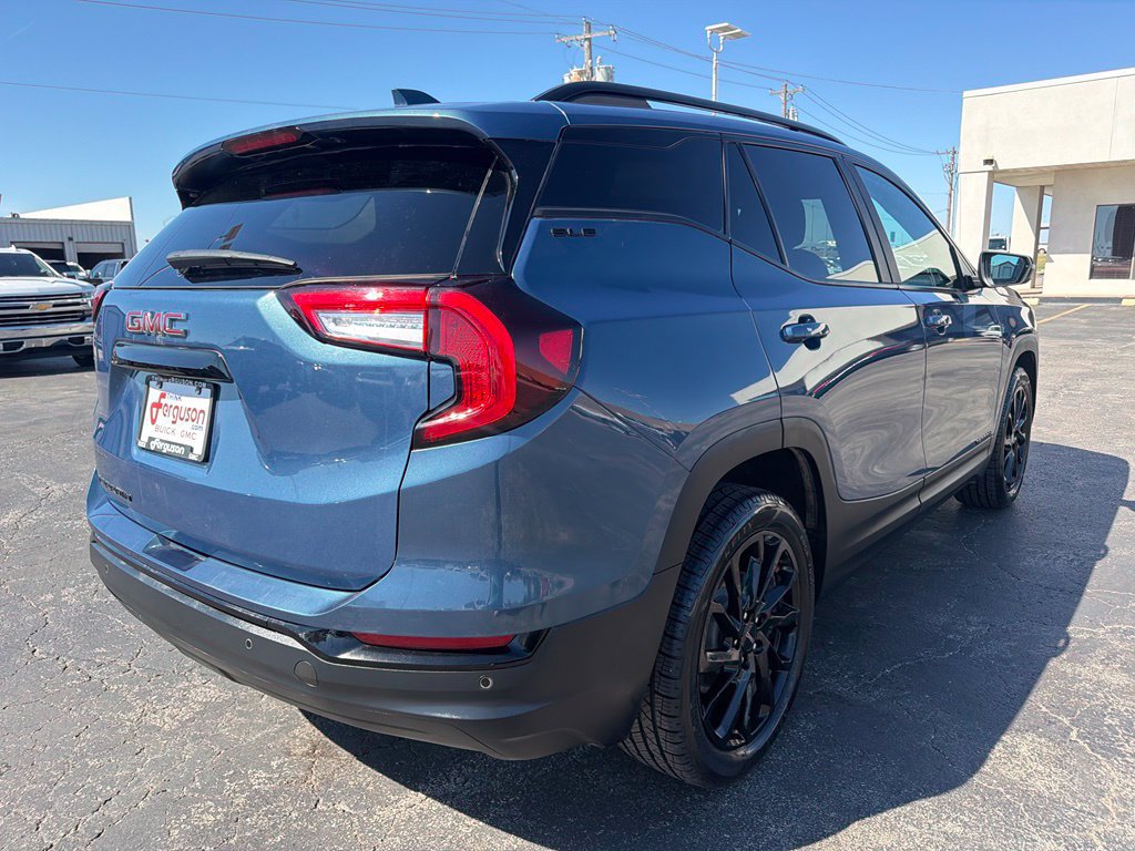 Used 2024 GMC Terrain SLE w/ Driver Convenience Package FWD image 3