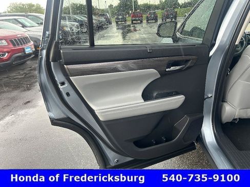 Used 2024 Toyota Highlander Limited AWD/4WD image 10