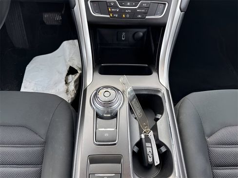 Used 2017 Ford Fusion SE w/ Fusion SE Technology Package image 15