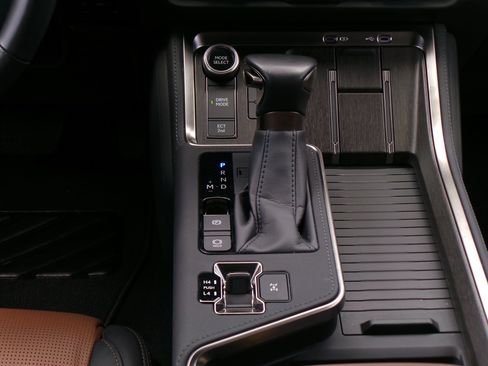 Used 2025 Lexus GX 550 w/ Cold Area Package AWD/4WD image 22