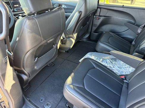 New 2026 Chrysler Pacifica Select image 18