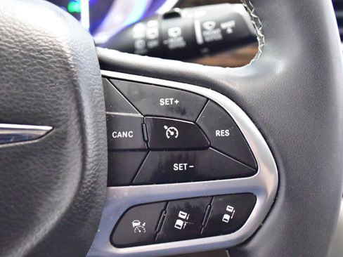 Used 2023 Chrysler Pacifica Limited FWD image 26