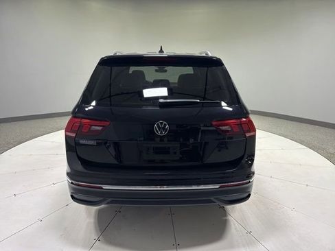Used 2023 Volkswagen Tiguan SE w/ Panoramic Sunroof Package FWD image 4