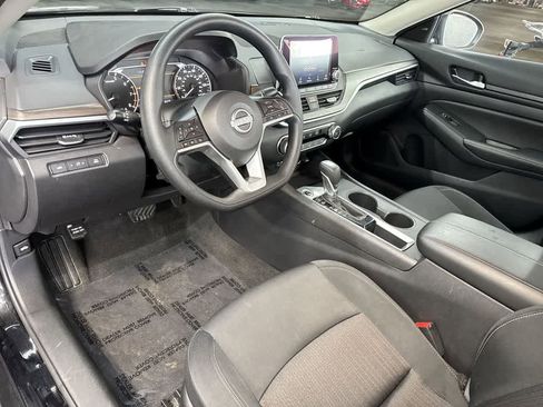 Used 2025 Nissan Altima 2.5 SV image 13