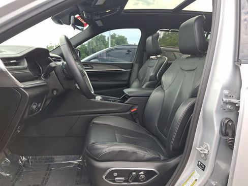 Used 2021 Jeep Grand Cherokee L Overland w/ Luxury Tech Group IV AWD/4WD image 12