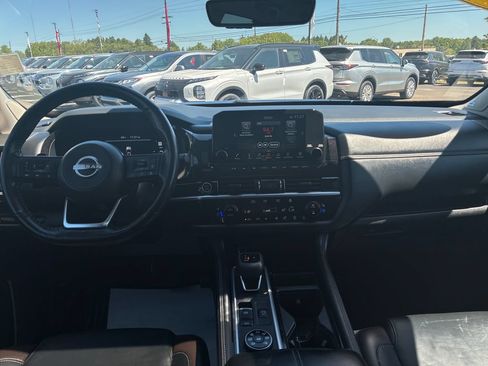 Used 2024 Nissan Pathfinder Platinum AWD/4WD image 23