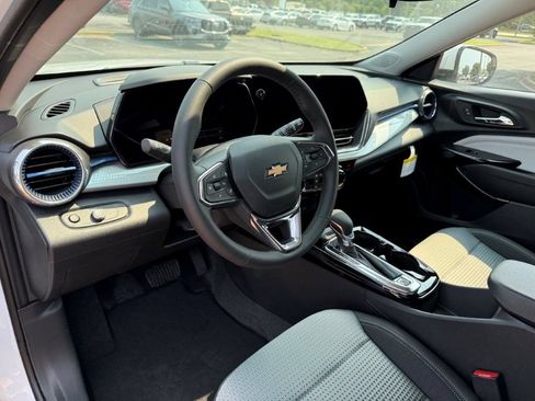 New 2026 Chevrolet Trax LT w/ LT Convenience Package FWD image 9