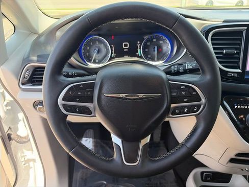 Used 2023 Chrysler Pacifica Touring-L FWD image 28