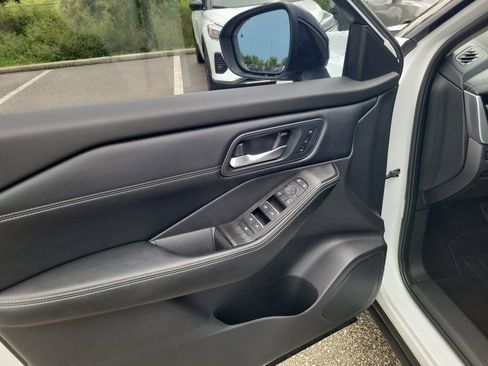 Used 2025 Nissan Rogue SL w/ SL Premium Package FWD image 19