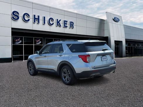 Used 2021 Ford Explorer XLT w/ Equipment Group 202A RWD image 3