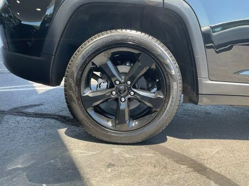 Used 2023 Jeep Grand Cherokee Limited w/ Black Appearance Package AWD/4WD image 37