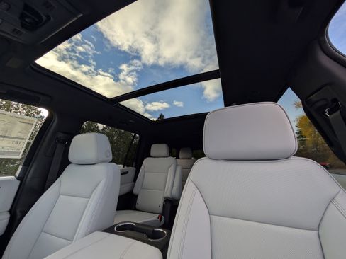 New 2026 Chevrolet Suburban Premier image 7