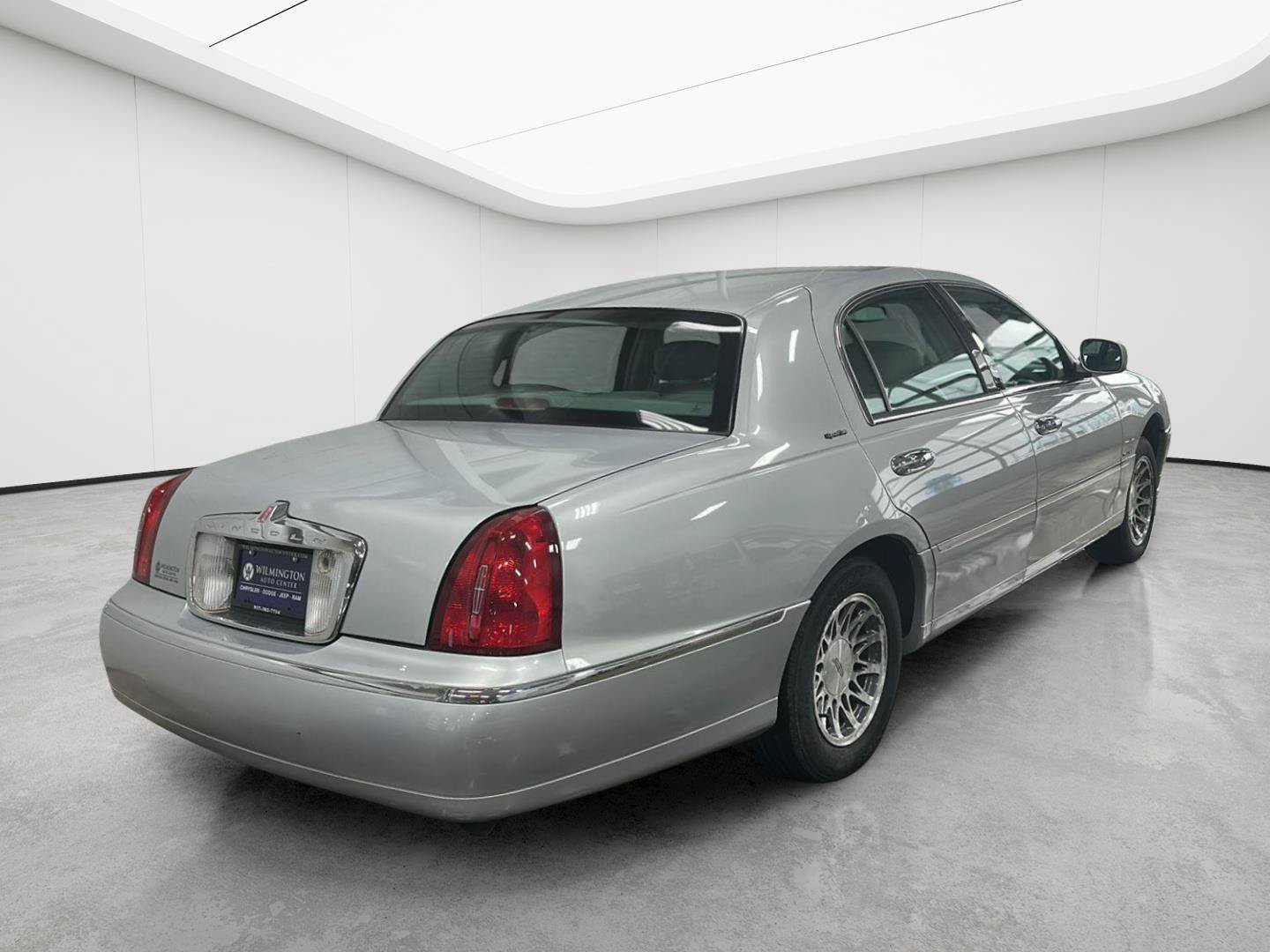 Used 2001 Lincoln Town Car Signature RWD image 3