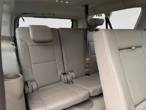 Used 2018 Chevrolet Suburban LT RWD image 34