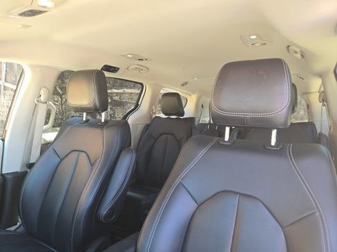Used 2024 Chrysler Pacifica Limited FWD image 11