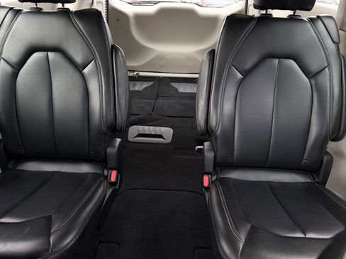 Used 2023 Chrysler Pacifica Touring-L FWD image 10