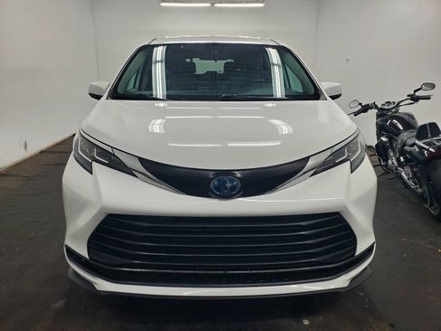 Used 2021 Toyota Sienna LE image 2