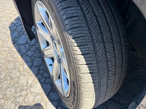 Used 2018 Cadillac Escalade Luxury AWD/4WD image 3