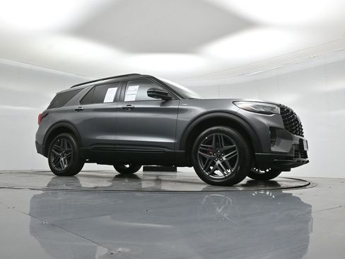 Used 2025 Ford Explorer ST-Line w/ ST-Line Street Pack AWD/4WD image 4