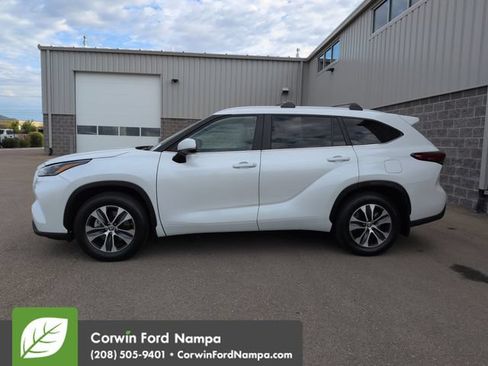 Used 2023 Toyota Highlander XLE AWD/4WD image 6