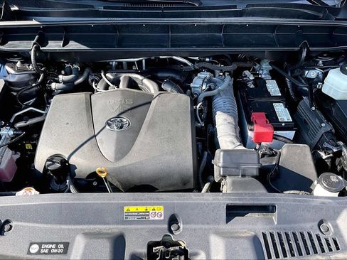 Used 2021 Toyota Highlander XLE AWD/4WD image 10